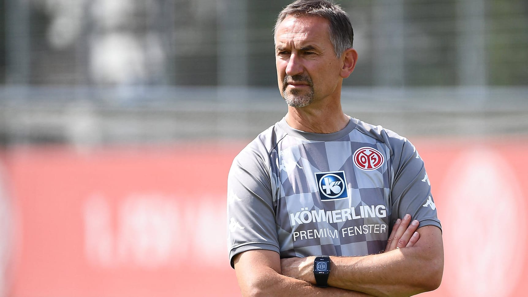 Achim Beierlorzer: Die Situation gerät für den Mainz-Trainer allmählich außer Kontrolle. Achim Beierlorzer: Die Situation gerät für den Mainz-Trainer allmählich außer Kontrolle.