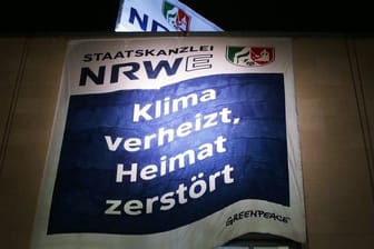 Greenpeace Aktivisten haben am Düsseldorfer Staatskanzlei zwei Banner aufgespannt.