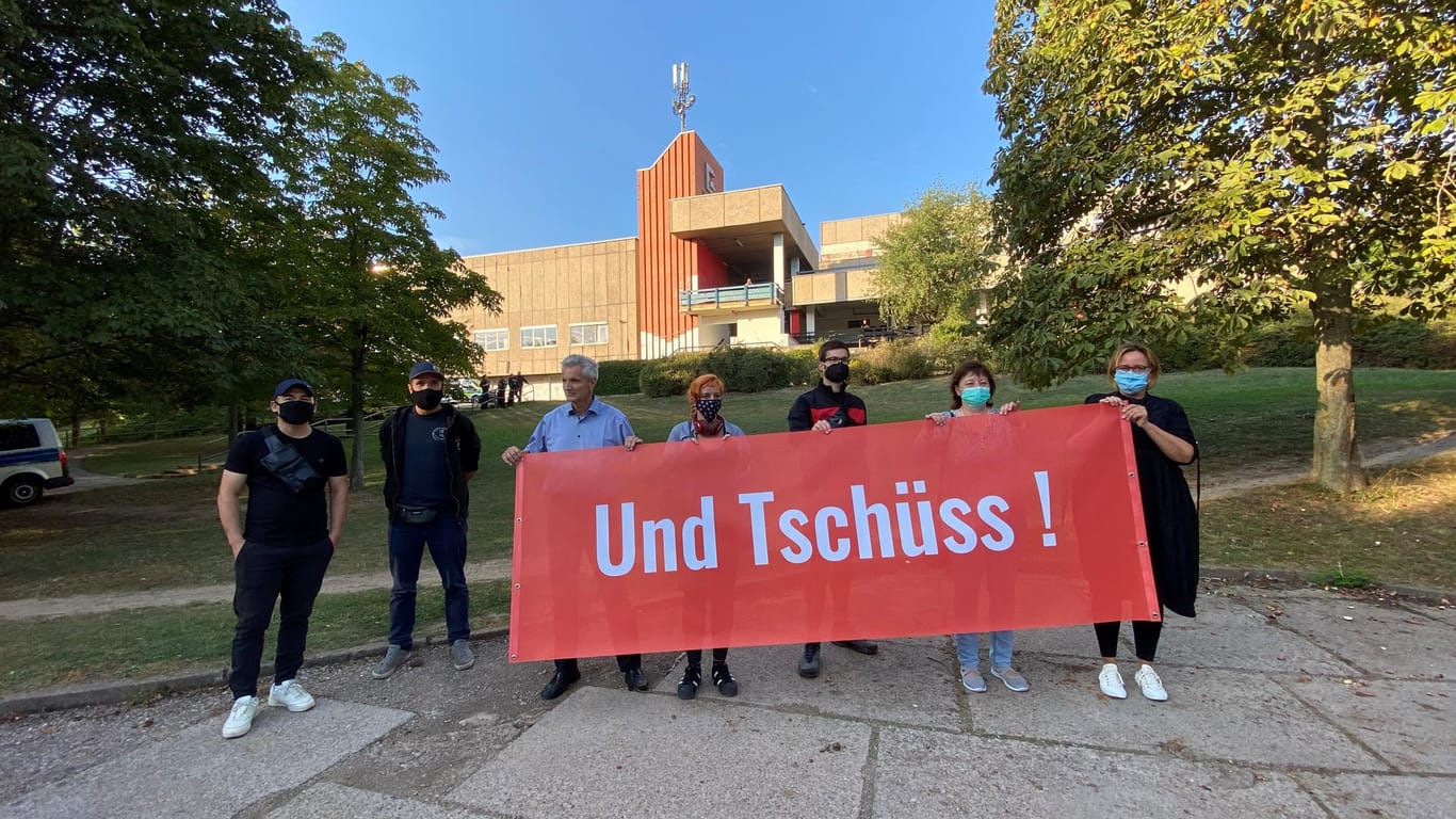 Demonstranten halten ein Banner mit der Aufschrift "Und Tschüss!": Die Kundgebung richtete sich an Rechtsextreme, die ihre Räumlichkeiten am Herrenberg laut Gerichtsbeschluss verlassen müssen.
