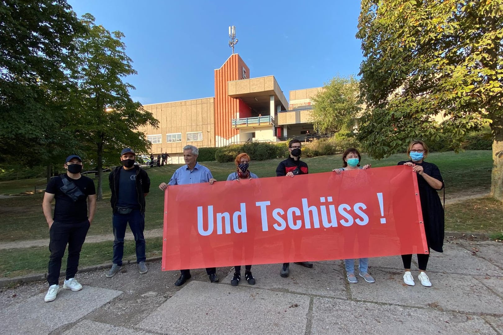 Demonstranten halten ein Banner mit der Aufschrift "Und Tschüss!": Die Kundgebung richtete sich an Rechtsextreme, die ihre Räumlichkeiten am Herrenberg laut Gerichtsbeschluss verlassen müssen.