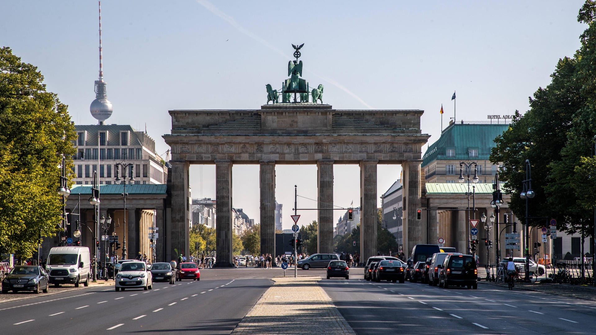 Das Brandenburger Tor und der Fernsehturm in Berlin (Symbolbild): Wegen steigender Corona-Infektionszahlen sind auch in der Hauptstadt neue Einschränkungen zu erwarten. Das Brandenburger Tor und der Fernsehturm in Berlin (Symbolbild): Wegen steigender Corona-Infektionszahlen sind auch in der Hauptstadt neue Einschränkungen zu erwarten.