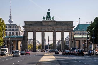 Das Brandenburger Tor und der Fernsehturm in Berlin (Symbolbild): Wegen steigender Corona-Infektionszahlen sind auch in der Hauptstadt neue Einschränkungen zu erwarten.