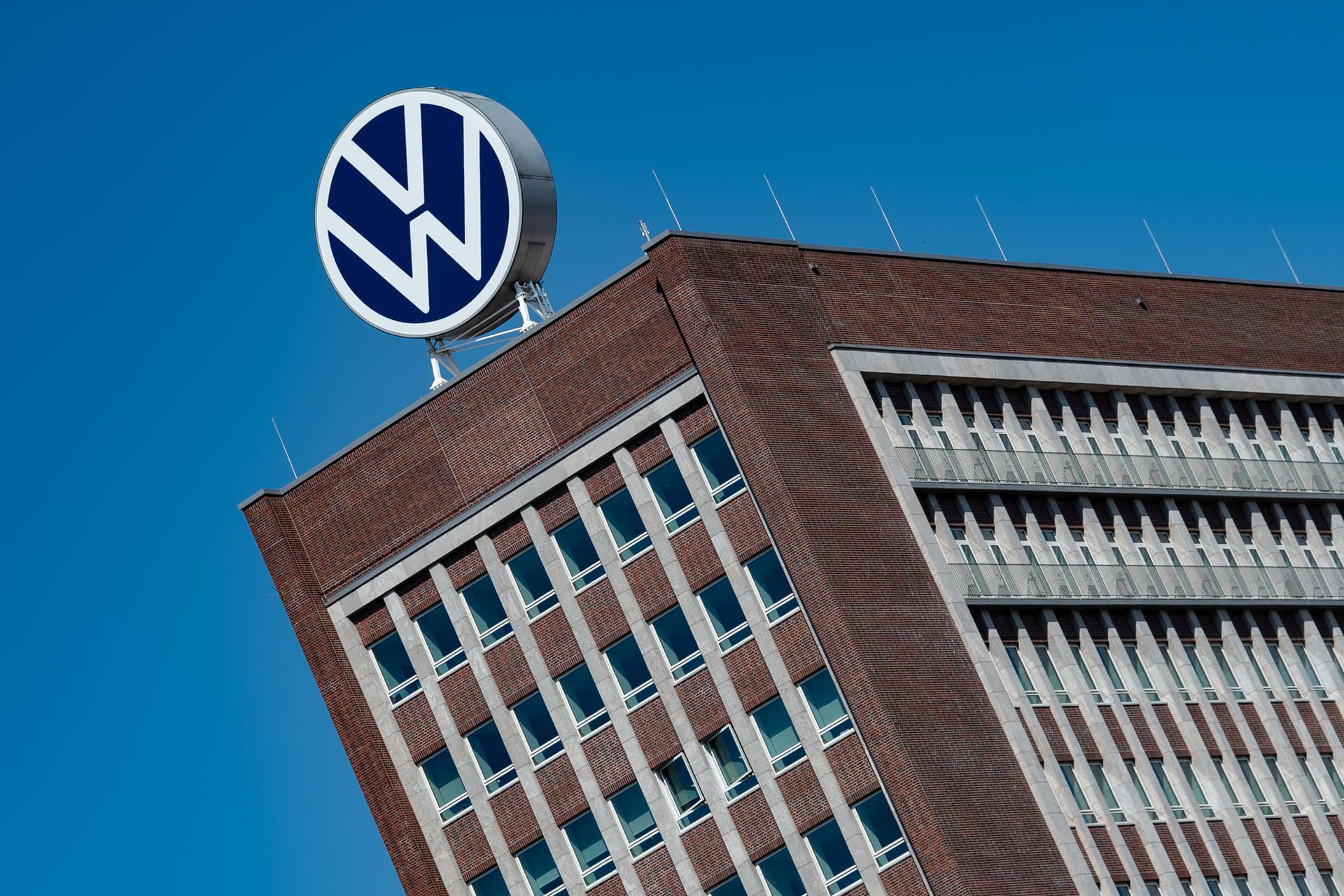 Die VW-Zentrale in Wolfsburg (Symbolbild): Volkswagen zahlt den Opfern des brasilianischen Militärregimes eine Entschädigung. Die VW-Zentrale in Wolfsburg (Symbolbild): Volkswagen zahlt den Opfern des brasilianischen Militärregimes eine Entschädigung.