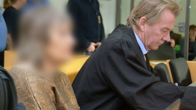 Die Angeklagte sitzt neben ihrem Anwalt im Gerichtssaal. Die Angeklagte sitzt neben ihrem Anwalt im Gerichtssaal.