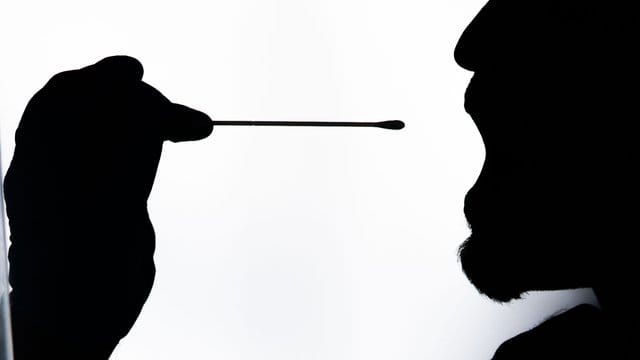 Das Ergebnis der PCR-Tests liegt im Normalfall frühestens nach einem Tag vor. Das Ergebnis der PCR-Tests liegt im Normalfall frühestens nach einem Tag vor.