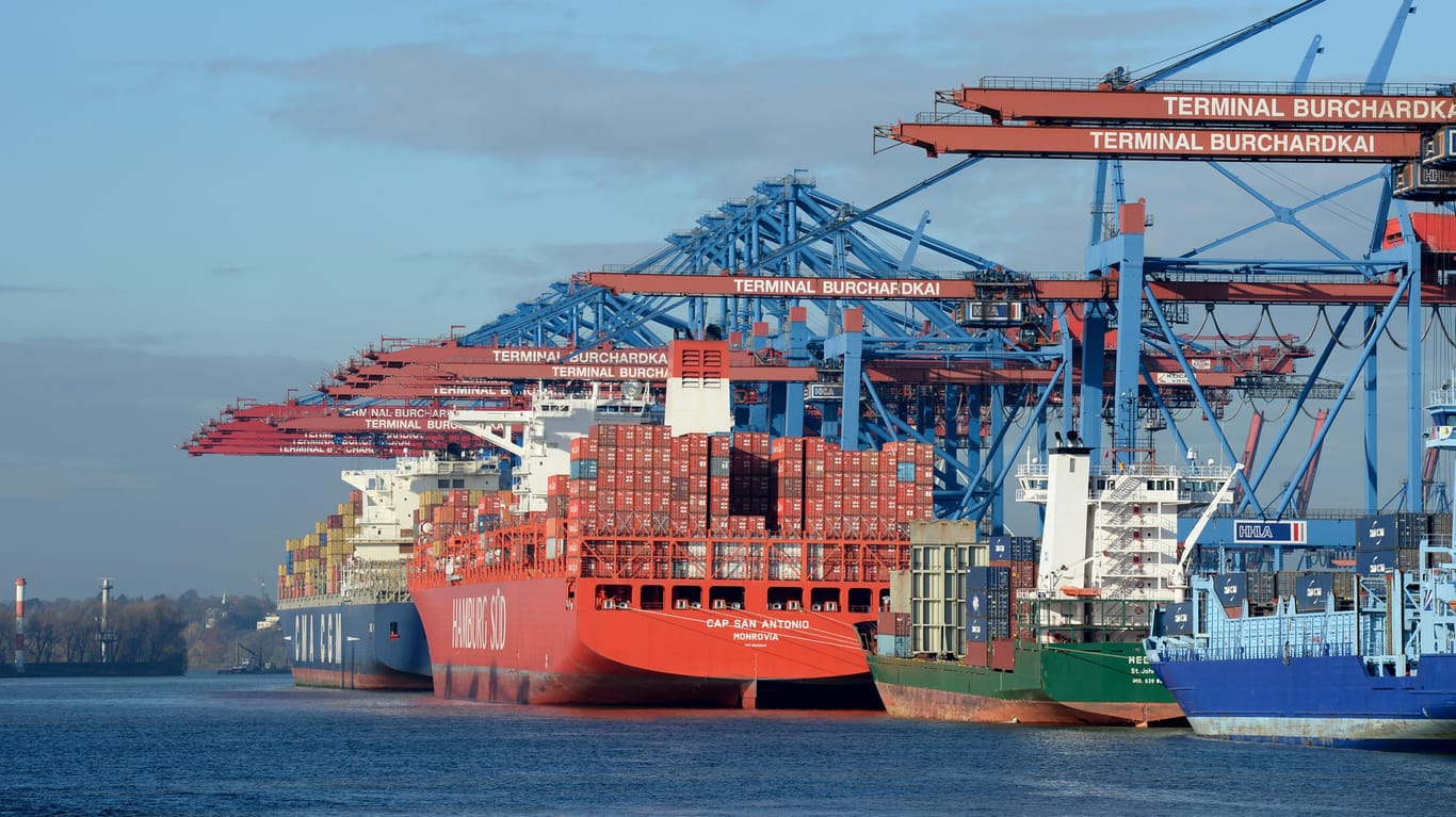 Frachtschiffe im Hamburger Hafen (Symbolbild): In der deutschen Wirtschaft nimmt der Optimismus immer mehr zu.