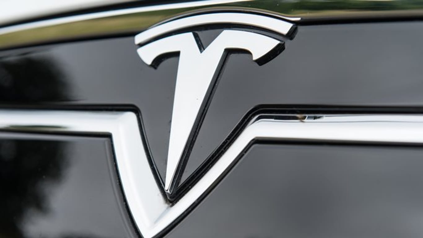 Der Elektroautobauer Tesla geht juristisch gegen die US-Strafzöllen auf Importe aus China vor.