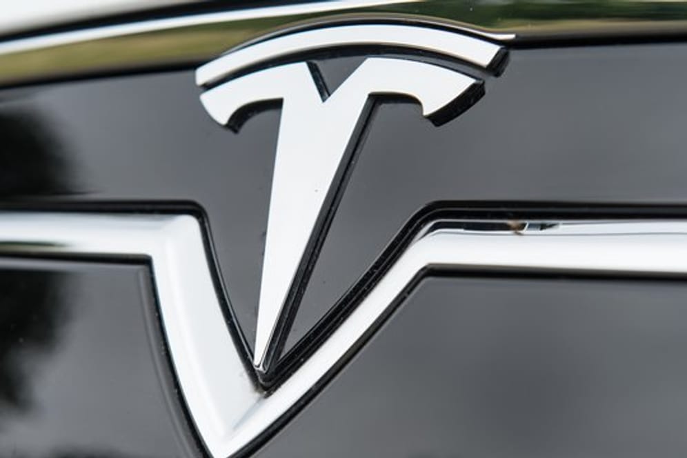 Der Elektroautobauer Tesla geht juristisch gegen die US-Strafzöllen auf Importe aus China vor.