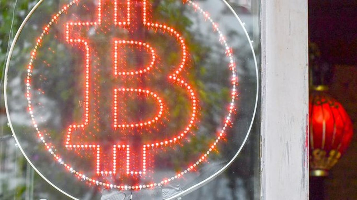 Ein Bitcoin-Logo im Schaufenster einer Kneipe im Kreuzberger Graefekiez in Berlin.