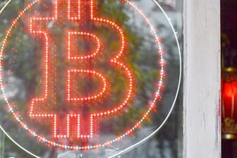Ein Bitcoin-Logo im Schaufenster einer Kneipe im Kreuzberger Graefekiez in Berlin.