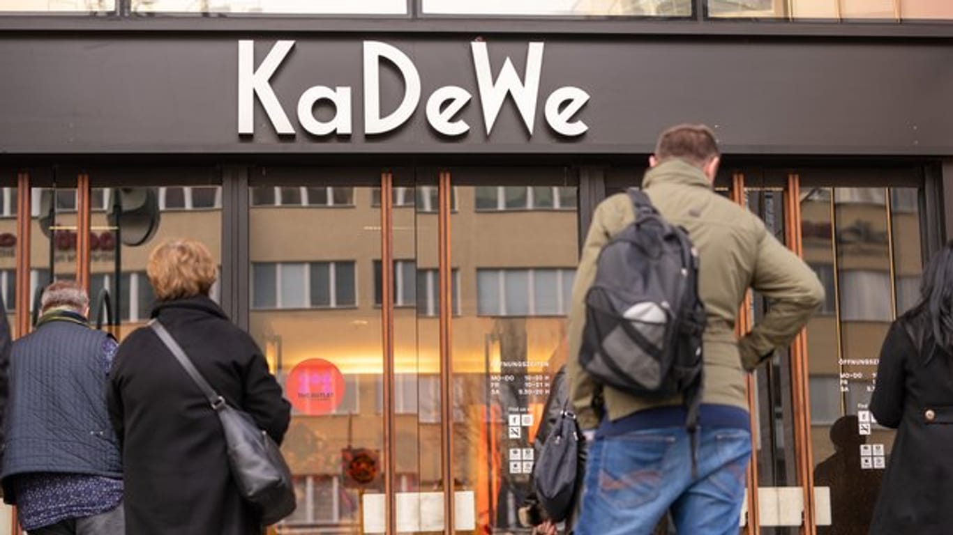Besucher vor dem KaDeWe: Das Kaufhaus wirbt mit einer umstrittenen "taz"-Kolumnistin.