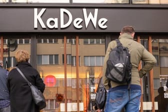 Besucher vor dem KaDeWe: Das Kaufhaus wirbt mit einer umstrittenen "taz"-Kolumnistin.
