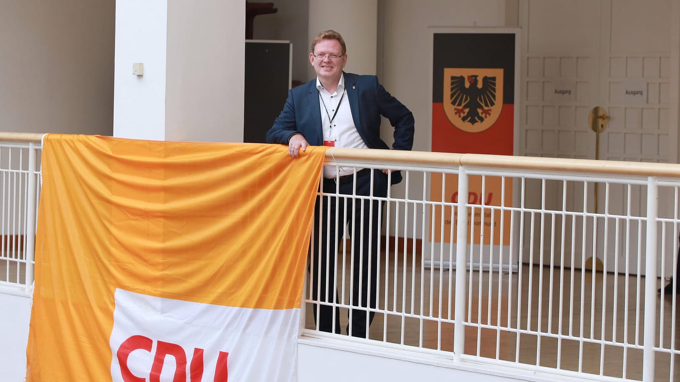 Der CDU-Kandidat für die OB-Wahl in Dortmund, Andreas Hollstein, steht hinter einem CDU-Banner: Sein Sieg in der Stichwahl wäre auch ein wichtiges Signal für die CDU im Bund.
