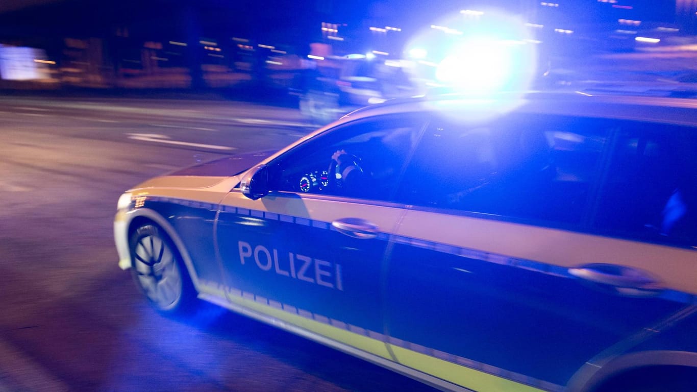 Polizeiauto im Einsatz (Symbolbild): In Hagen hat sich ein Rollerfahrer eine Verfolgungsjagd mit der Polizei geleistet.