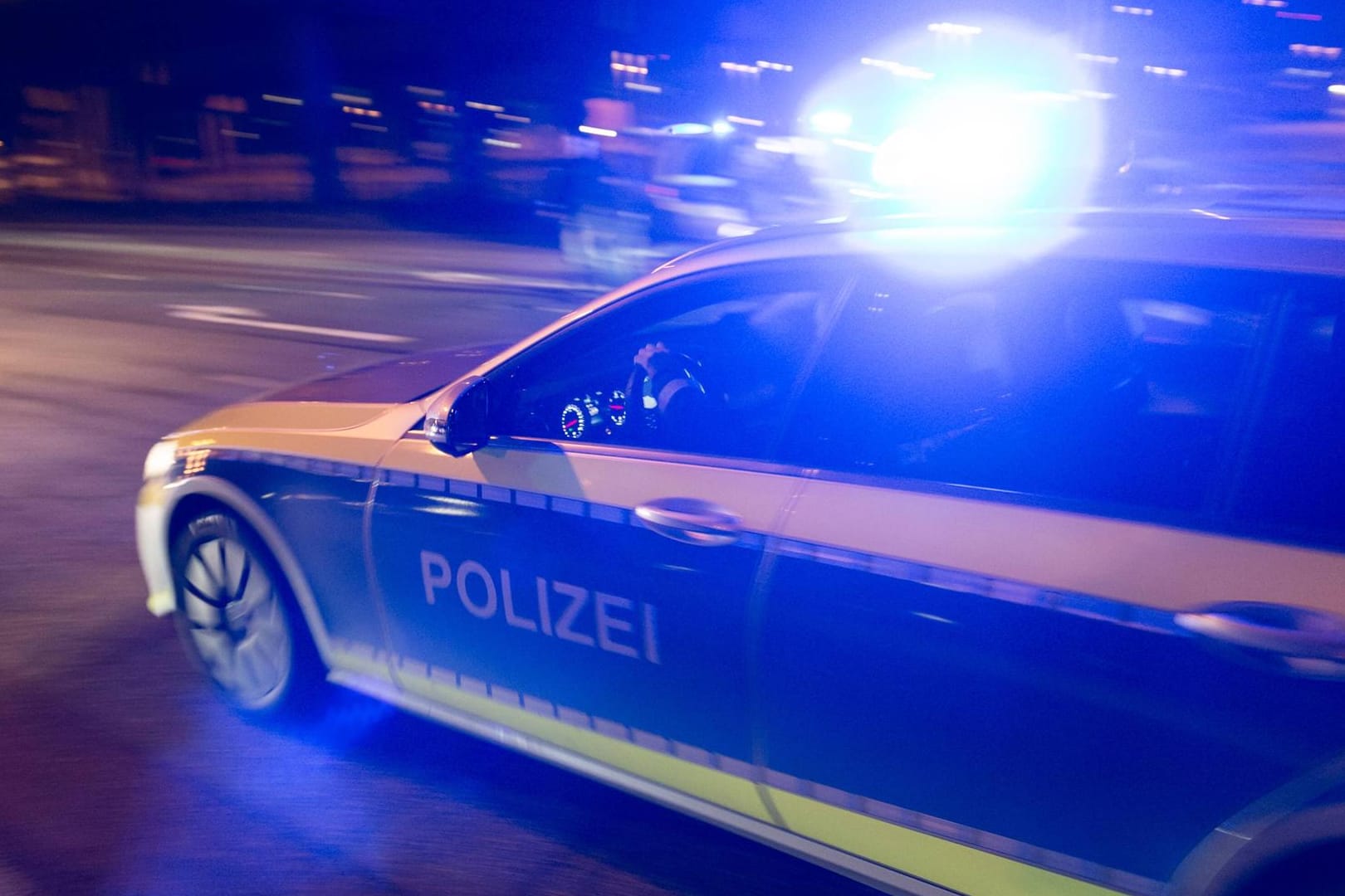 Polizeiauto im Einsatz (Symbolbild): In Hagen hat sich ein Rollerfahrer eine Verfolgungsjagd mit der Polizei geleistet.