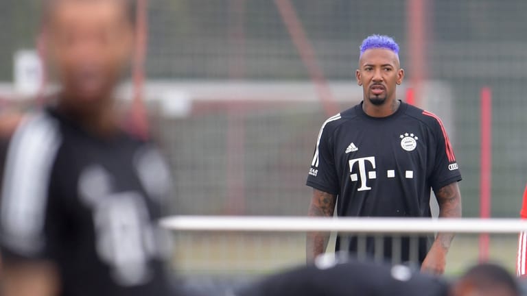 Jérôme Boateng mit lila gefärbten Haaren: Bayern-Star Jérôme Boateng hat das Geheimnis seiner lila gefärbten Haare gelüftet.