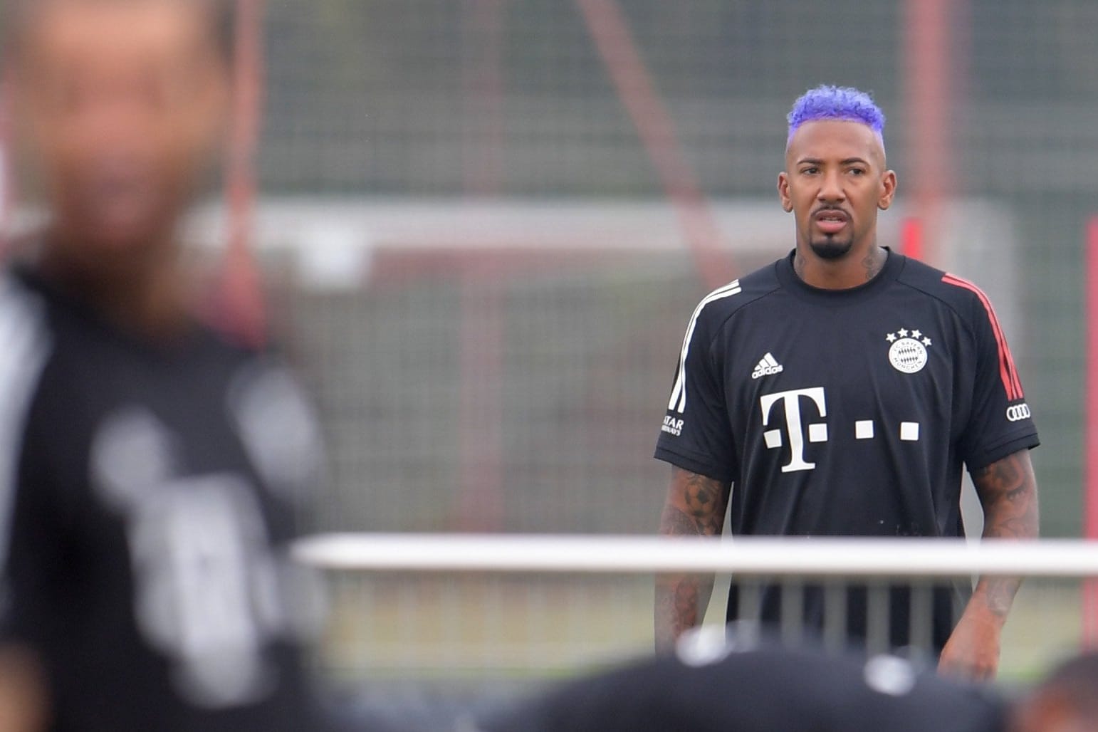 Jérôme Boateng mit lila gefärbten Haaren: Bayern-Star Jérôme Boateng hat das Geheimnis seiner lila gefärbten Haare gelüftet.