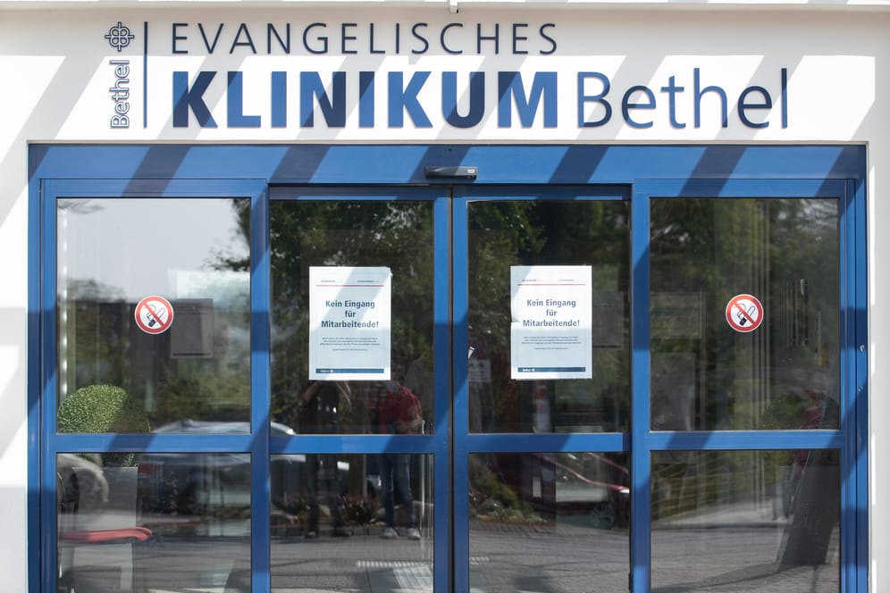Blick auf den Eingang vom evangelischen Klinikum Bethel: Ein ehemaliger Arzt der Klinik sitzt in Bielefeld wegen des Verdachts von Sexualstraftaten an Patientinnen in Untersuchungshaft.