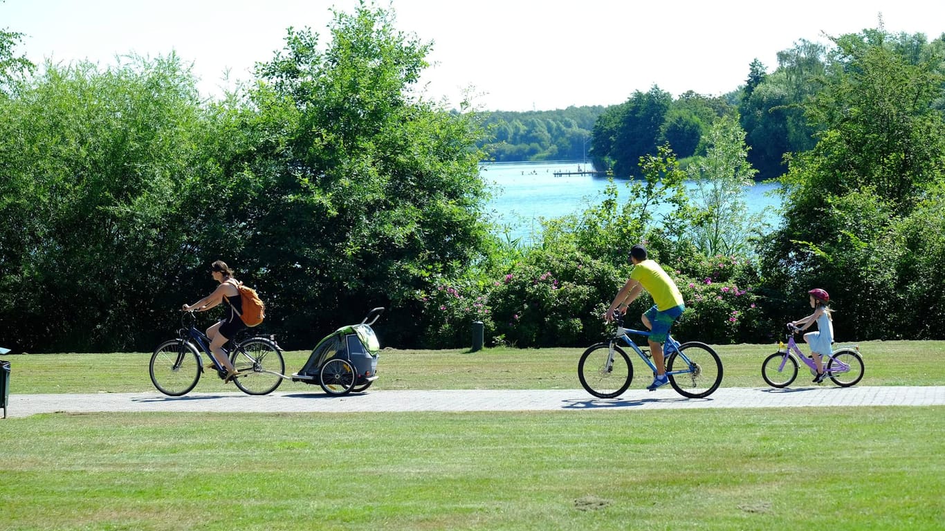 Fahrradfahrer fahren im Sommer am Allersee vorbei: Wolfsburger können nun bewerten, wie angenehm das Radfahren in ihrer Stadt ist.