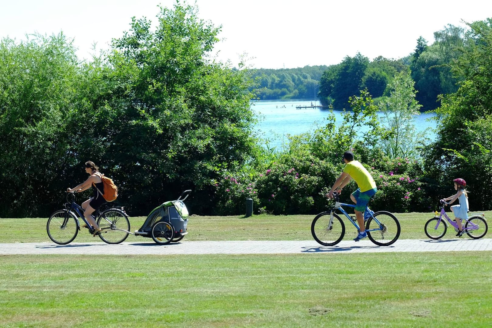 Fahrradfahrer fahren im Sommer am Allersee vorbei: Wolfsburger können nun bewerten, wie angenehm das Radfahren in ihrer Stadt ist.