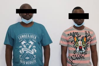 Die mutmaßlichen Drahtzieher des millionenschweren Maskenbetrugs: Verhaftet wurden die beiden Verdächtigen in Nigeria.