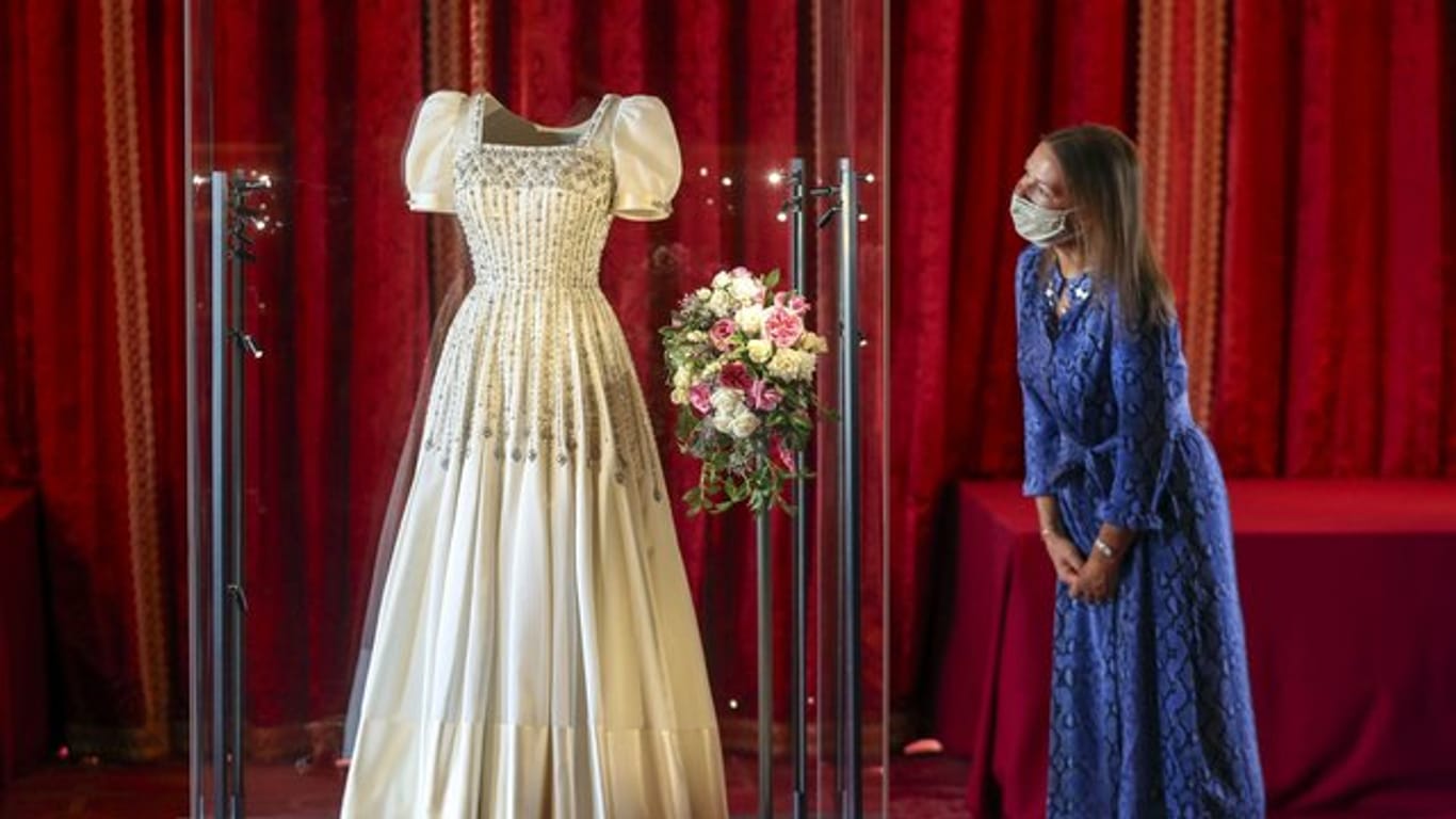 Caroline de Guitut, Kuratorin des Royal Collection Trust, wirft einen Blick auf das Hochzeitskleid von Prinzessin Beatrice.