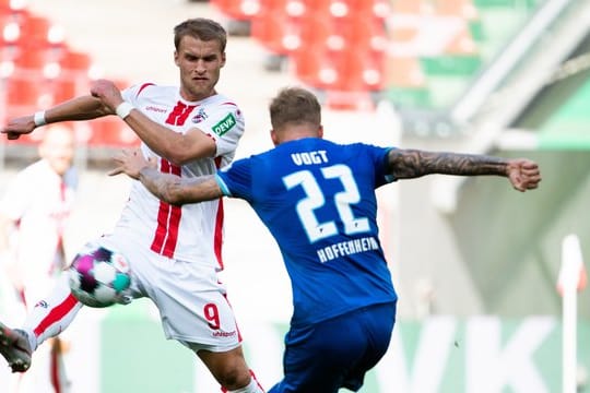 Kölns Sebastian Andersson (l) hatte sich im Training verletzt.
