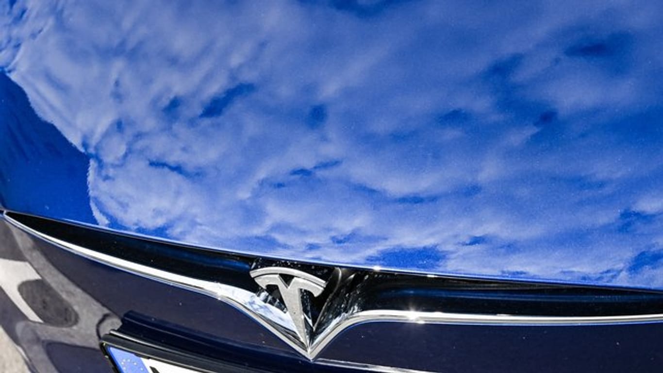 Tesla will ein Fahrzeug zum Schnäppchenpreis auf den Markt bringen, das zudem vollautonom fahren kann.