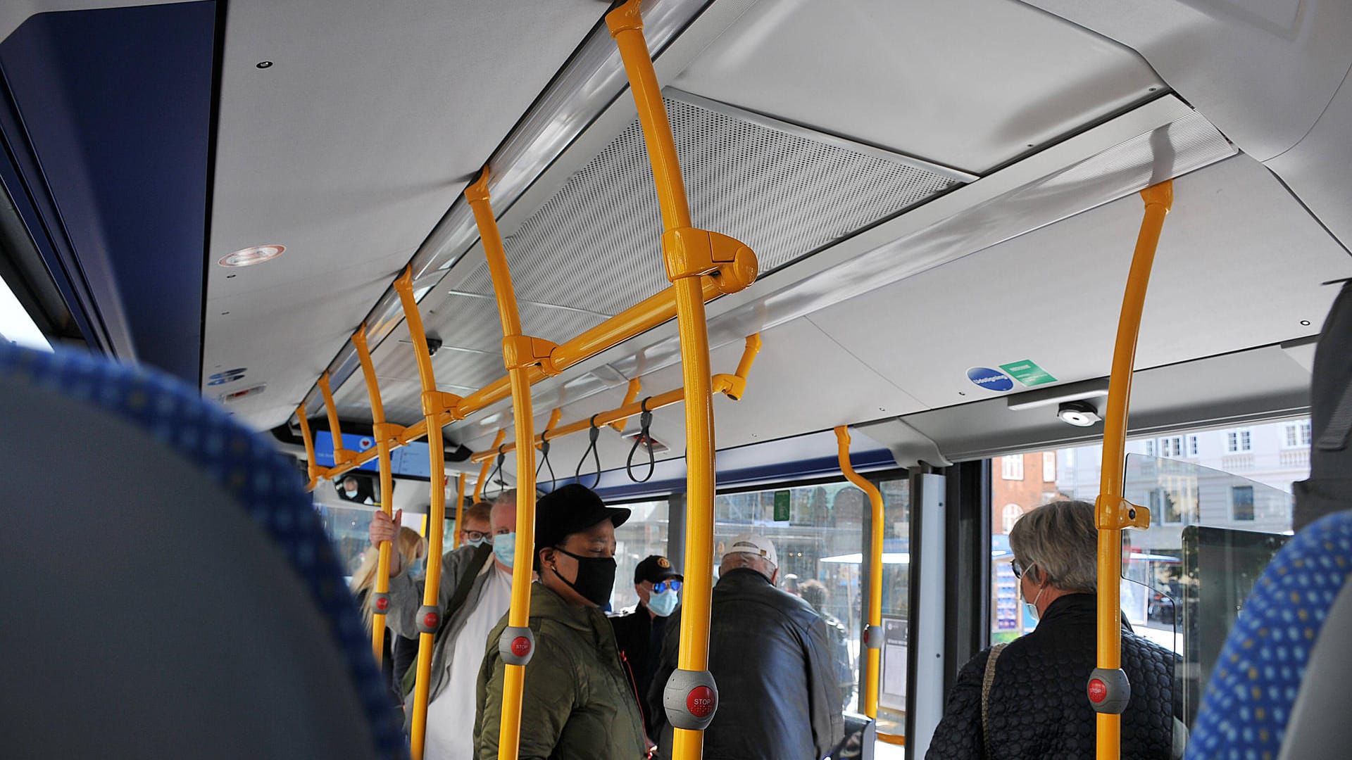 Ein Bus in Baden-Württemberg (Archivfoto): Das Fahrzeug ist von regennasser Straße abgekommen und mit mehreren Autos kollidiert. Ein Bus in Baden-Württemberg (Archivfoto): Das Fahrzeug ist von regennasser Straße abgekommen und mit mehreren Autos kollidiert.