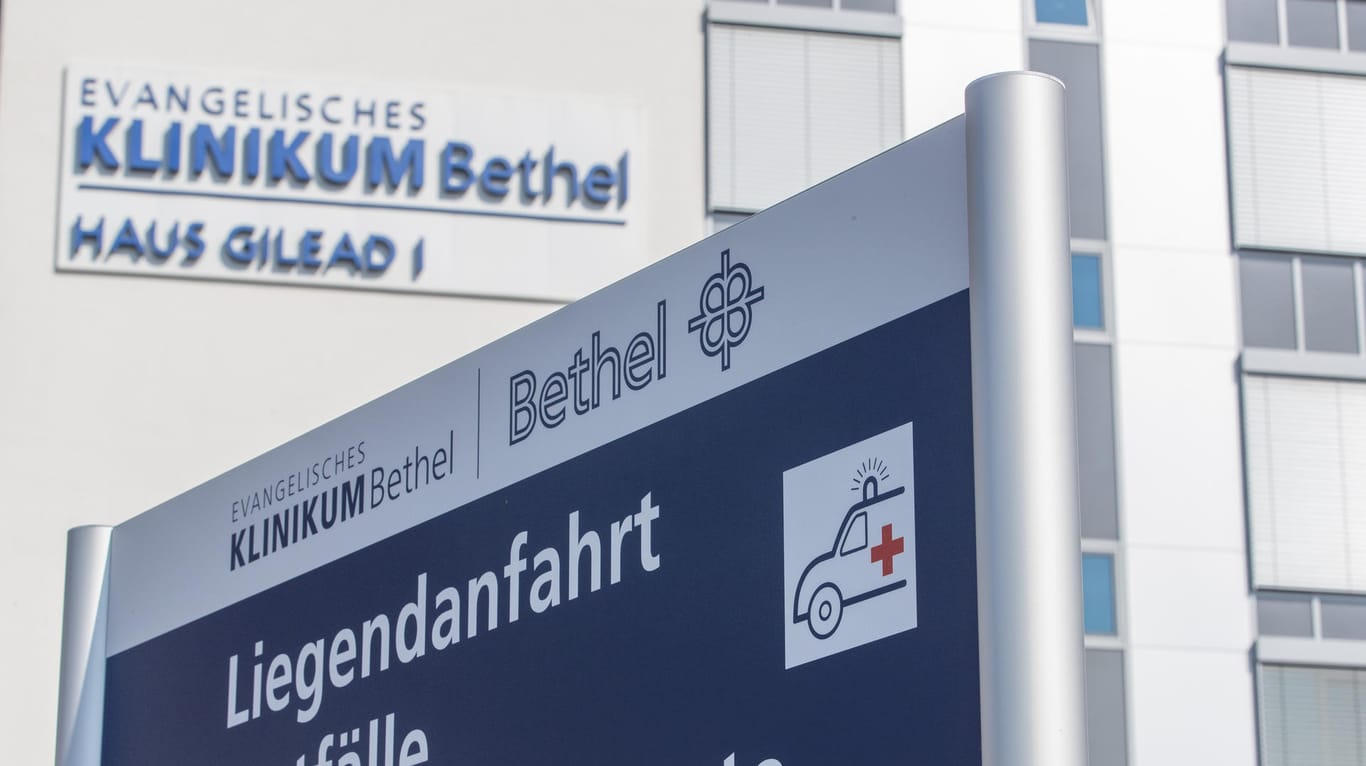 Ein Schild steht vor dem evangelischen Krankenhaus Bethel: Der Arzt, der dort Patientinnen vergewaltigt haben soll, ist tot.