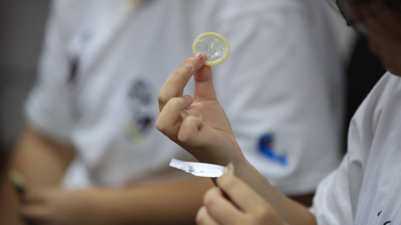 Vietnam: Die Polizei hat 360 Kilogramm Kondome sichergestellt, die wiederverkauft werden sollten.