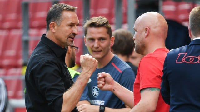 Der Mainzer Sportvorstand Rouven Schröder (r) im Gespräch mit FSV-Cheftrainer Achim Beierlorzer. Der Mainzer Sportvorstand Rouven Schröder (r) im Gespräch mit FSV-Cheftrainer Achim Beierlorzer.