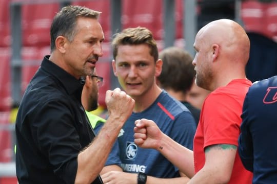 Der Mainzer Sportvorstand Rouven Schröder (r) im Gespräch mit FSV-Cheftrainer Achim Beierlorzer.