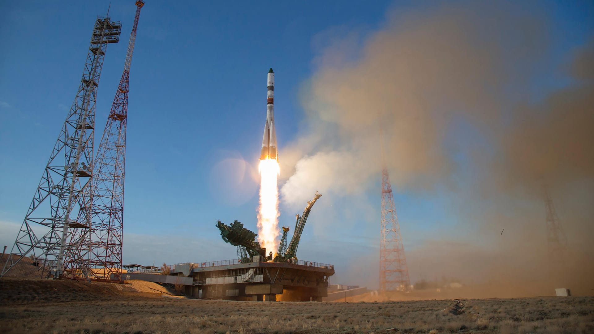 Kasachstan, Baikonur: Eine russische Sojus-Rakete mit dem Raumfrachter Progress MS-14 an Bord startet von der Startrampe vom Kosmodrom in Baikonur aus zur internationalen Raumstation ISS. Damit sollen bald auch Schauspieler fliegen. Kasachstan, Baikonur: Eine russische Sojus-Rakete mit dem Raumfrachter Progress MS-14 an Bord startet von der Startrampe vom Kosmodrom in Baikonur aus zur internationalen Raumstation ISS. Damit sollen bald auch Schauspieler fliegen.