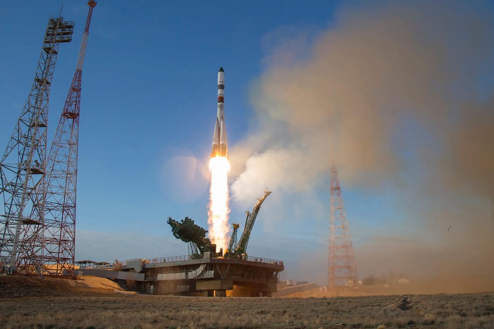 Kasachstan, Baikonur: Eine russische Sojus-Rakete mit dem Raumfrachter Progress MS-14 an Bord startet von der Startrampe vom Kosmodrom in Baikonur aus zur internationalen Raumstation ISS. Damit sollen bald auch Schauspieler fliegen.