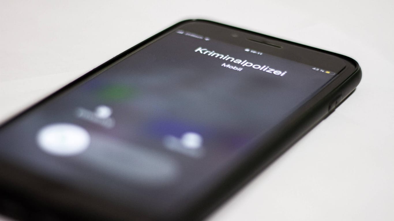 Handy zeigt ein Anruf von der Kriminalpolizei (Symbolbild): In Bonn sind falsche Polizisten bei einem Betrugsanruf aufgeflogen.