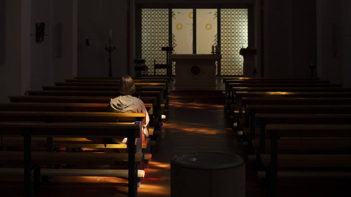 Frau alleine in einer katholischen Kirche: Die Bischofskonferenz bleibt mit ihrem Beschluss hinter Erwartungen von Opfervertretern zurück.