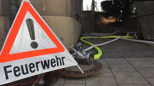 Ein Schild der Feuerwehr steht neben Schläuchen (Symbolbild): In Köln hatte es auf einem Recyclinghof gebrannt. Ein Schild der Feuerwehr steht neben Schläuchen (Symbolbild): In Köln hatte es auf einem Recyclinghof gebrannt.