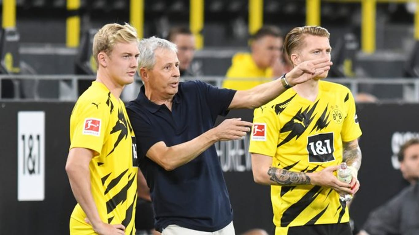 BVB-Trainer Lucien Favre im Gespräch mit Julian Brandt (l).