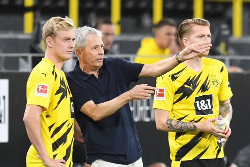 BVB-Trainer Lucien Favre im Gespräch mit Julian Brandt (l).
