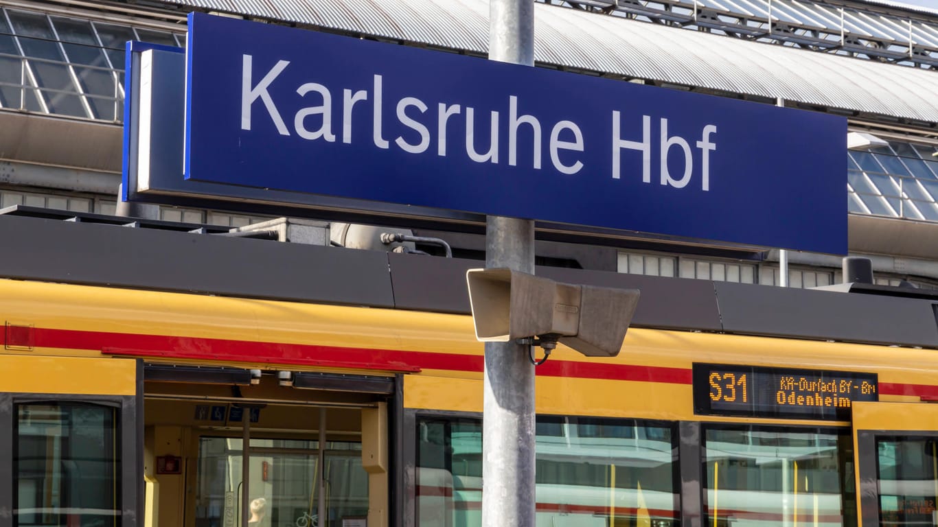 Schild am Hauptbahnhof Karlsruhe (Symbolbild): Beschäftigte der Verkehrsbetriebe sind zu Arbeitsniederlegungen aufgerufen.