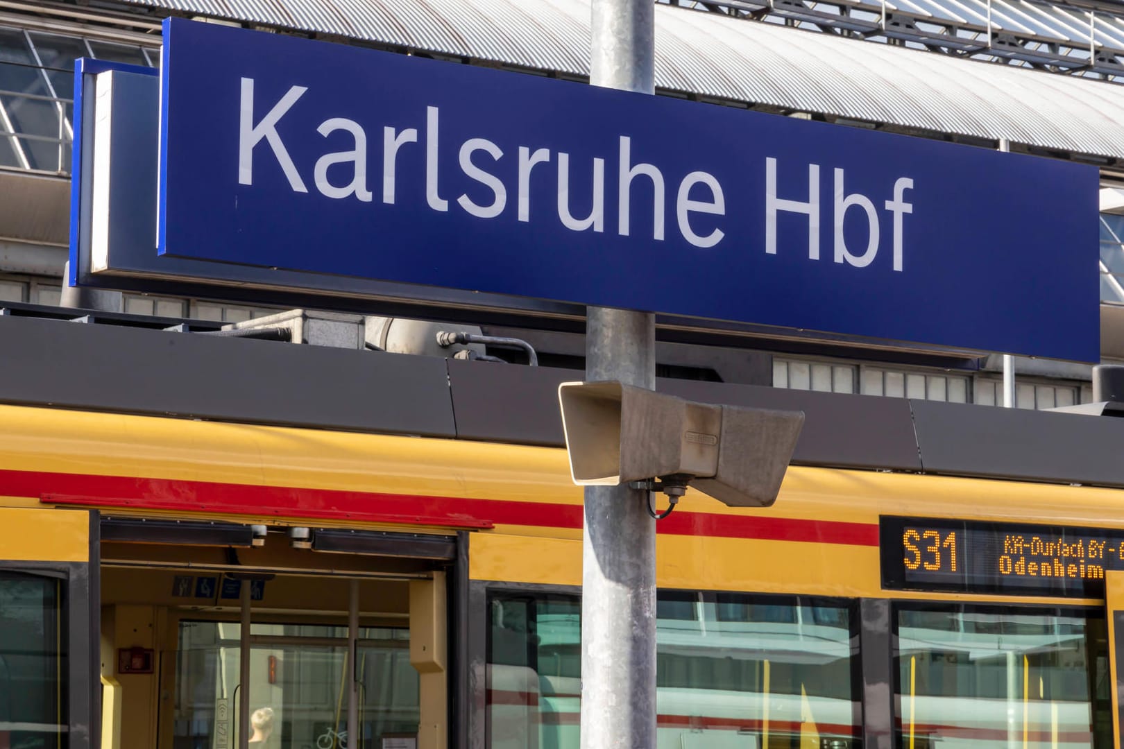 Schild am Hauptbahnhof Karlsruhe (Symbolbild): Beschäftigte der Verkehrsbetriebe sind zu Arbeitsniederlegungen aufgerufen.