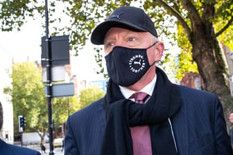 Boris Becker: Der ehemalige Tennisprofi erscheint mit Mund-Nasen-Schutz vor einem Gericht in London.