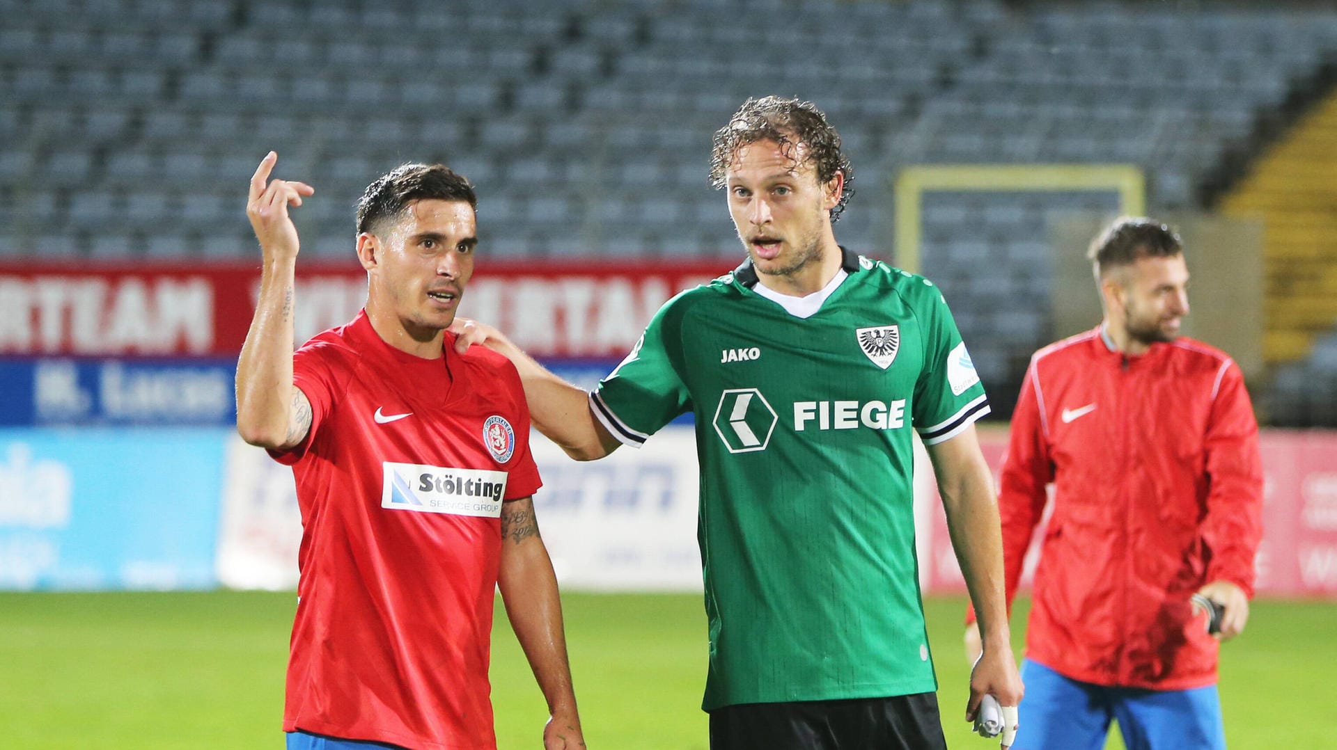 Daniel Grebe vom Wuppertaler SV redet mit Julian Schauerte von Preußen Münster nach dem Spiel: Beide Teams schossen jeweils ein Tor.