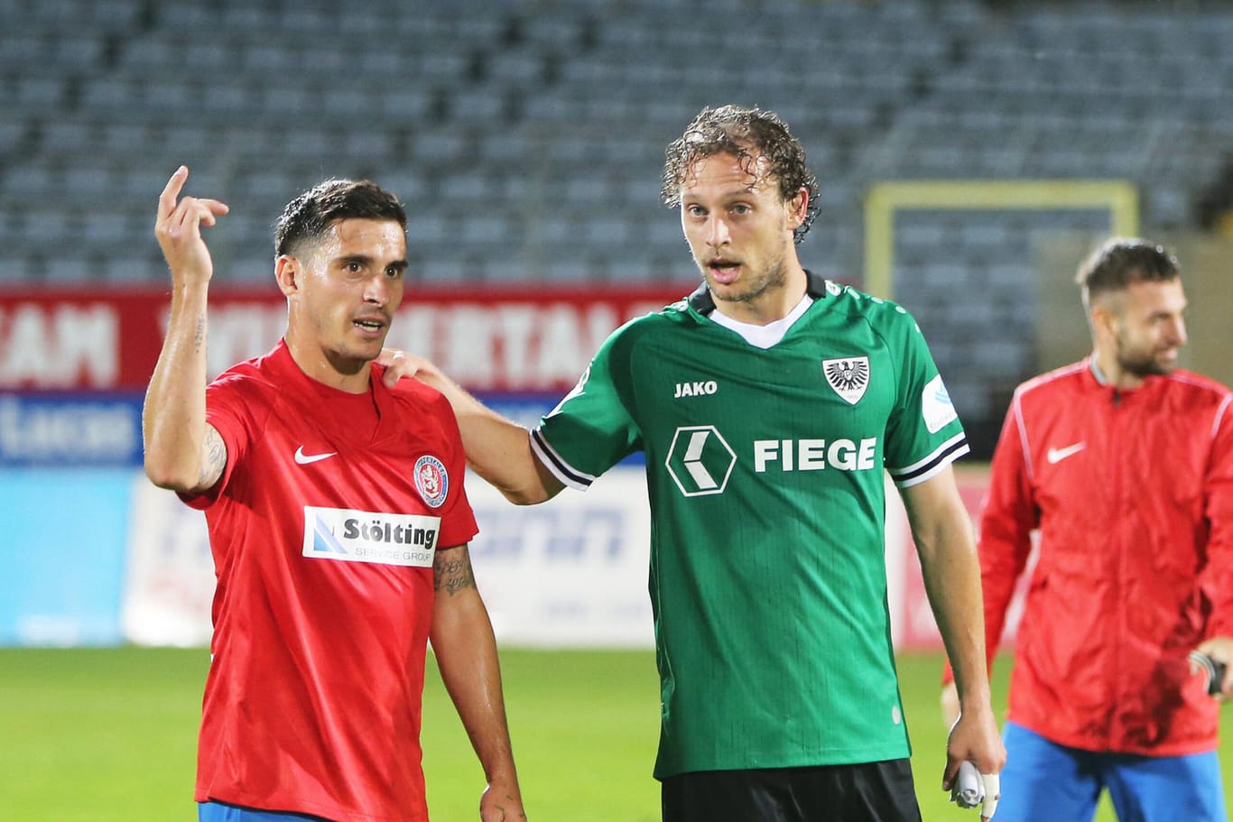 Daniel Grebe vom Wuppertaler SV redet mit Julian Schauerte von Preußen Münster nach dem Spiel: Beide Teams schossen jeweils ein Tor.