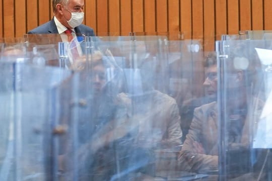 Nordrhein-Westfalens Innenminister Herbert Reul kommt zu einer Sitzung des Innenausschusses des Landtags.