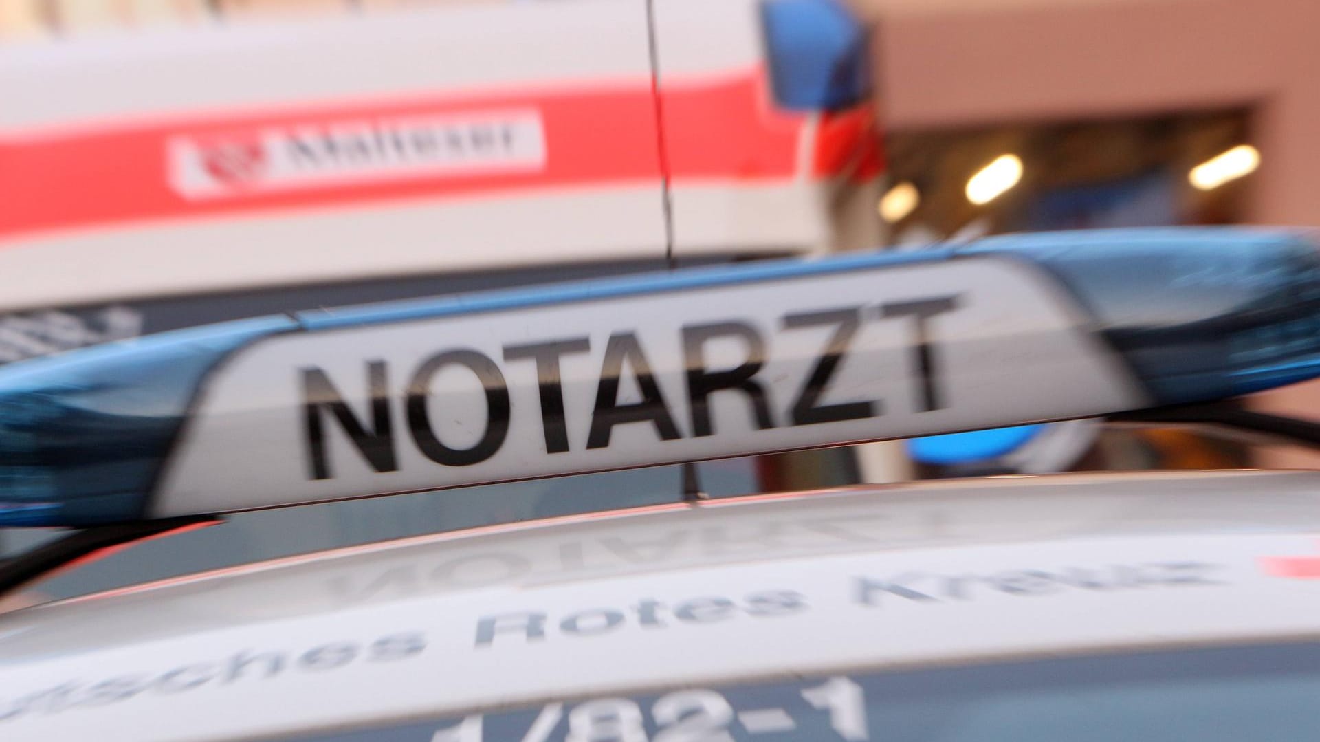 Rettungsfahrzeuge im Einsatz: Der 59-jährige Leverkusener starb in einer Spezialklinik an seinen schweren Verätzungen. (Symbolfoto)