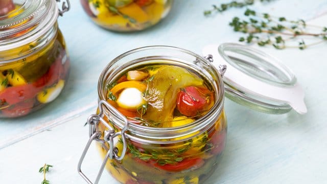 Selbstgemachte Antipasti schmecken mit Brot - oder einfach so, ohne alles.