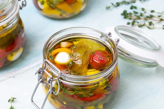 Selbstgemachte Antipasti schmecken mit Brot - oder einfach so, ohne alles.