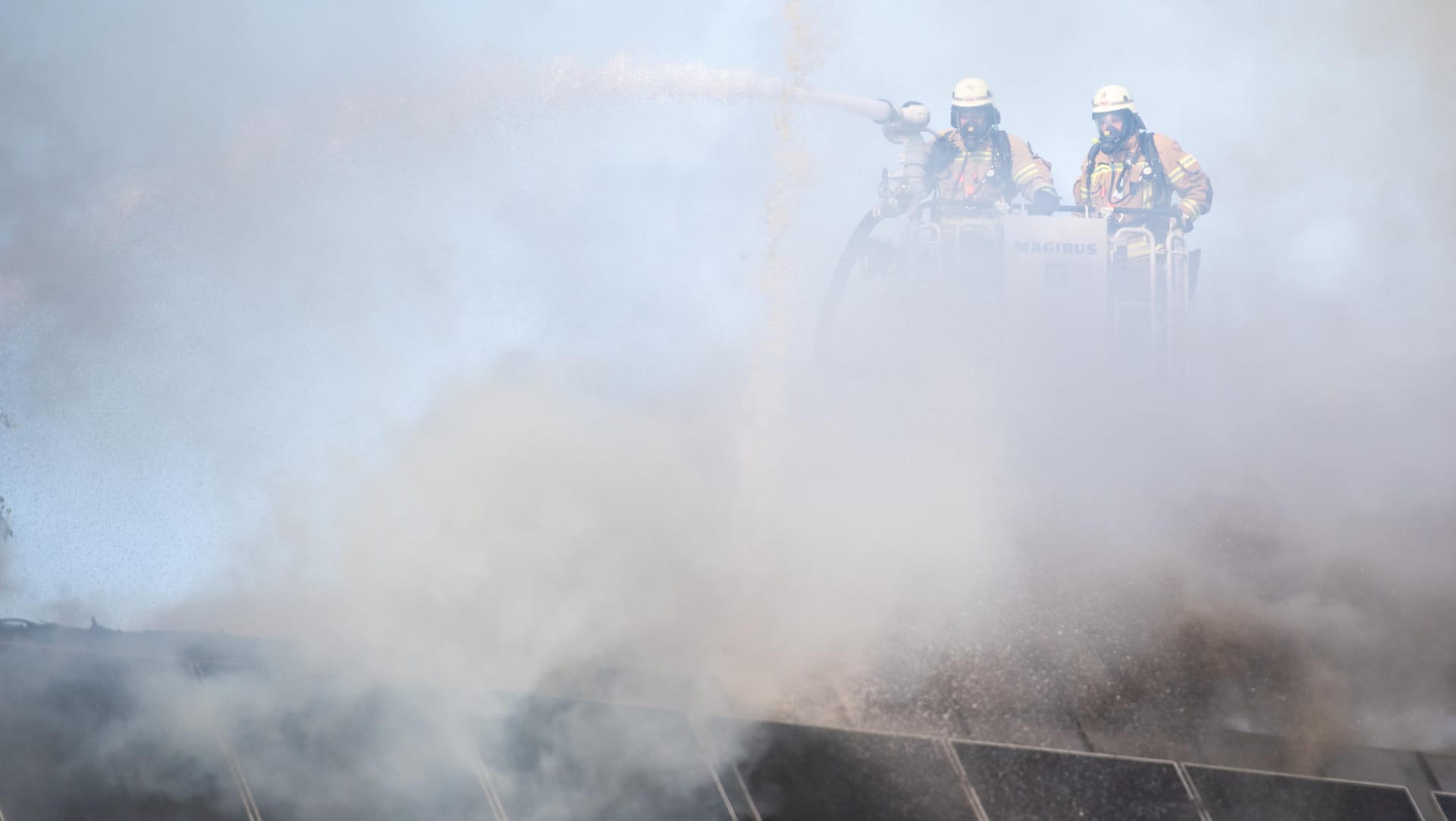 Feuerwehrleute löschen einen Brand: In der Jeremia-Kirche in Berlin-Spandau ist ein Feuer ausgebrochen. Feuerwehrleute löschen einen Brand: In der Jeremia-Kirche in Berlin-Spandau ist ein Feuer ausgebrochen.